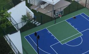 Gazebo y area de juegos infantiles