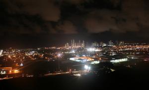 Vista nocturna hacia Costa del Este